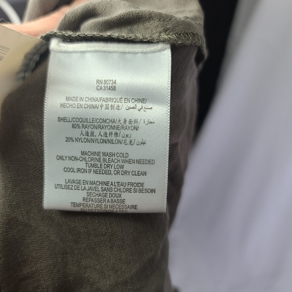 Bcbg maxazria romper. Size 6. On button is a little loose- otherwise EUC - Picture 5 of 8